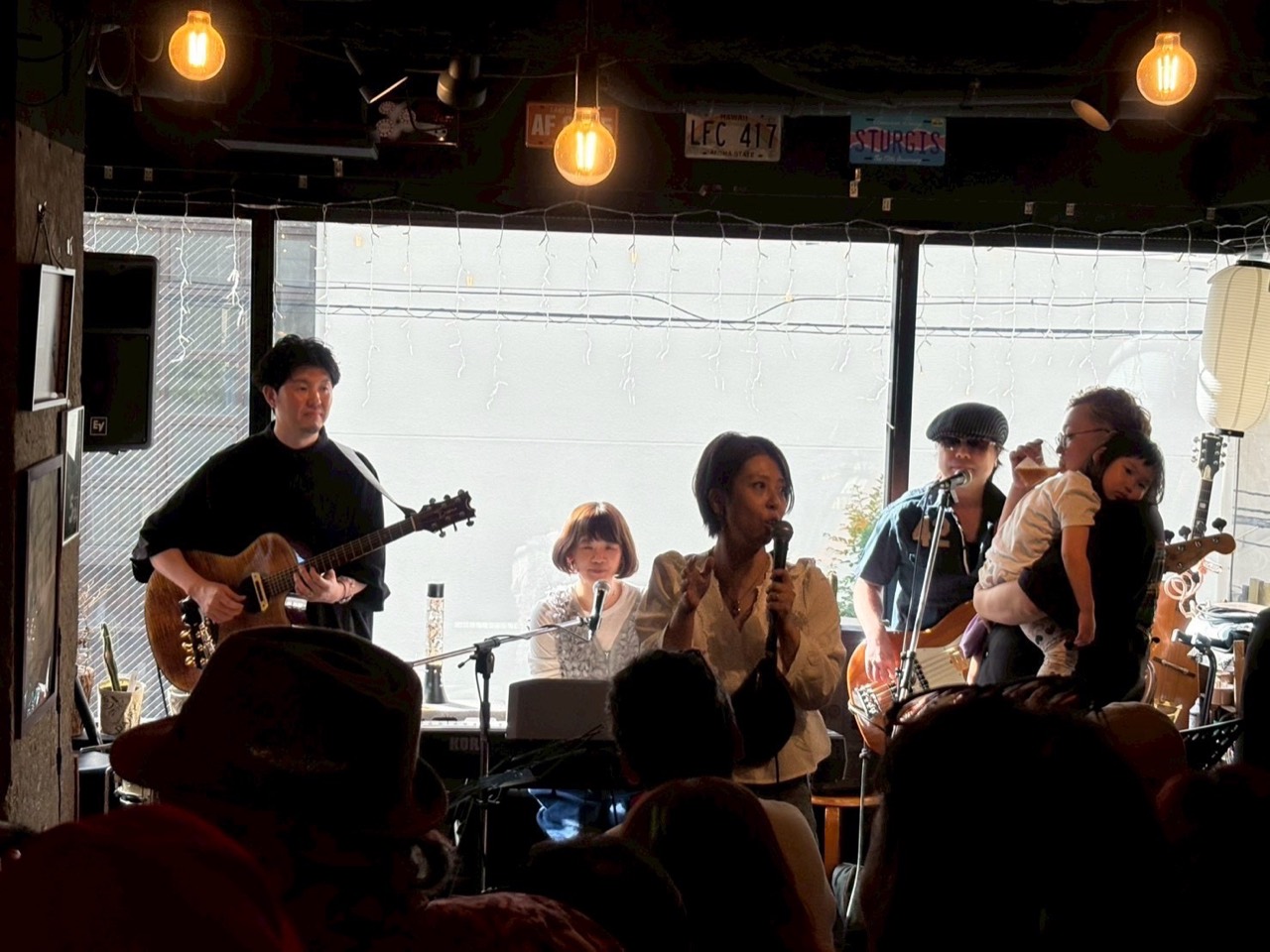 客席の前で演奏するなゆたリズムのライブ写真