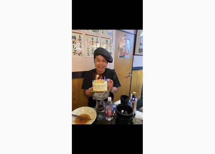 バースデーケーキを持つアリアリの写真